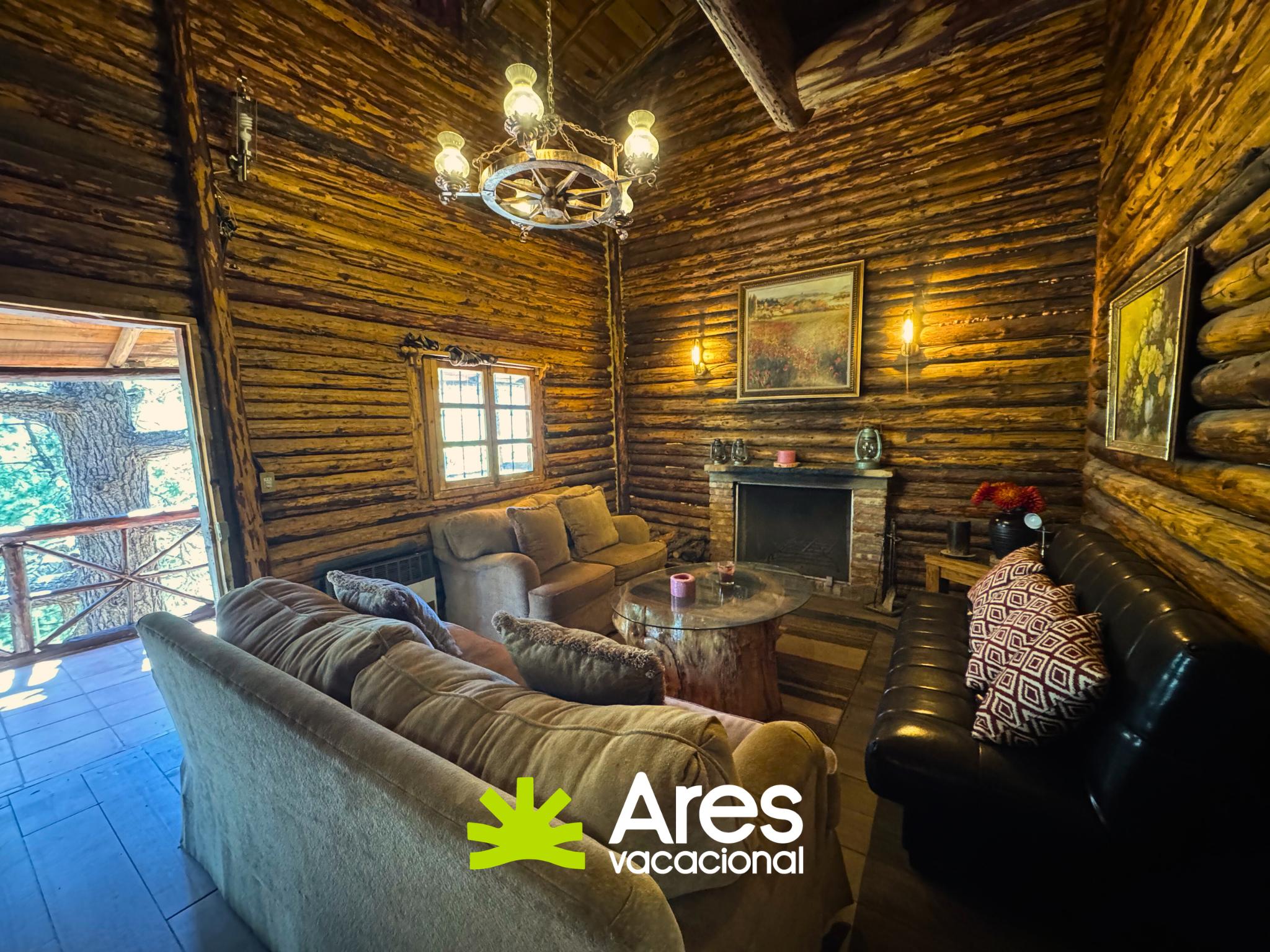 Cabaña de tronco en Bosques de Monterreal con salón de juegos y terraza — fotografía 2