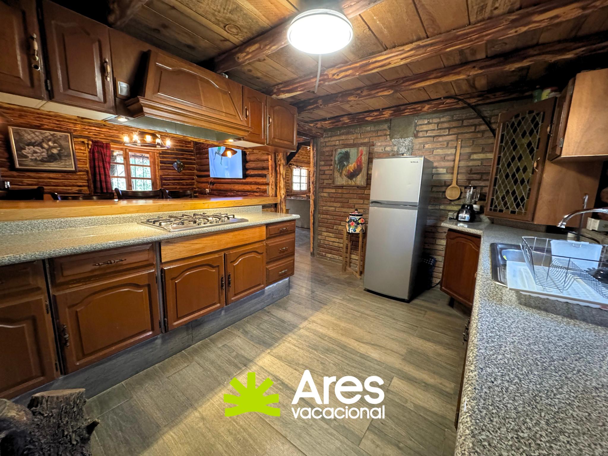 Cabaña de tronco en Bosques de Monterreal con salón de juegos y terraza — fotografía 12