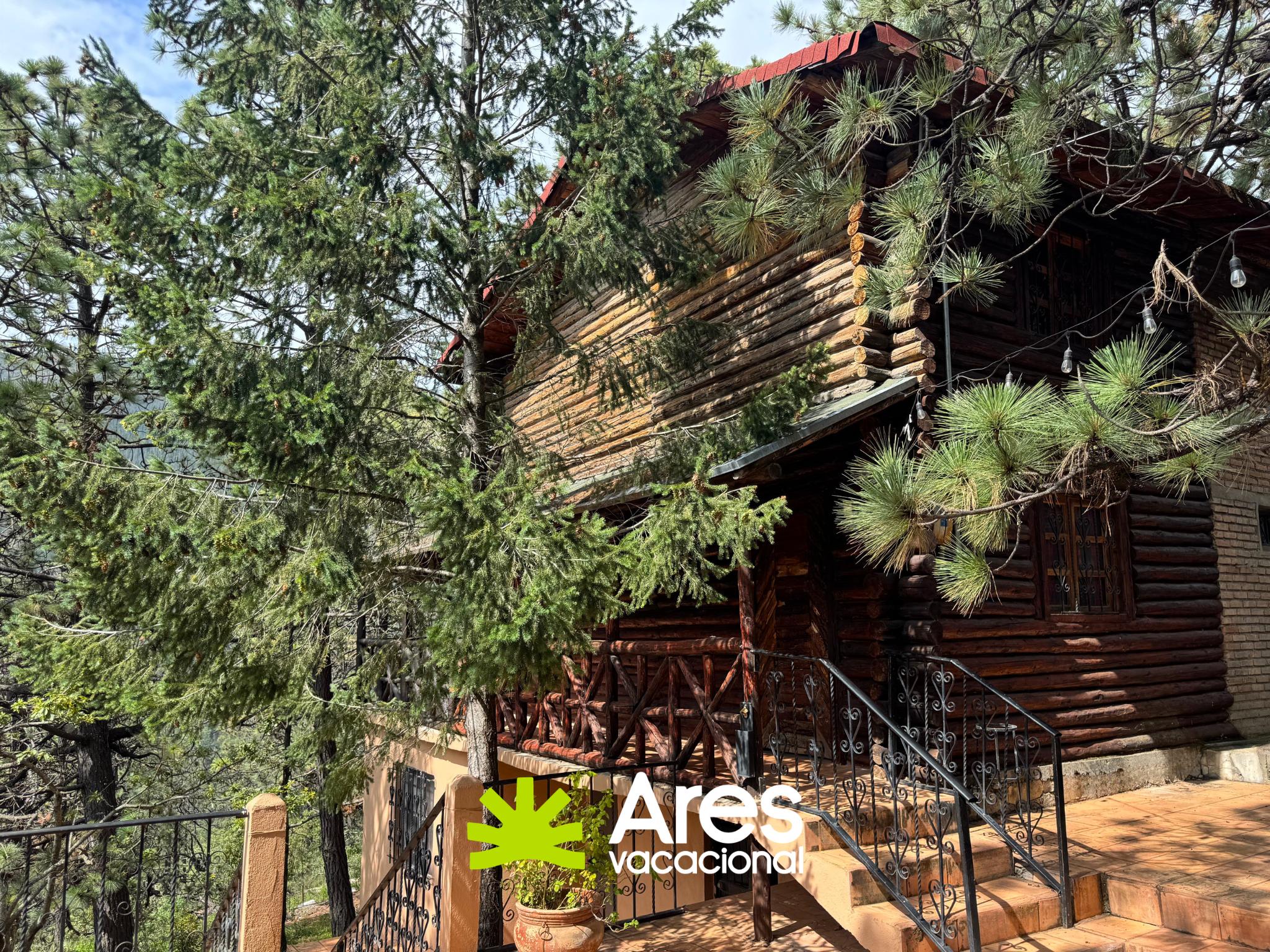 Cabaña de tronco en Bosques de Monterreal con salón de juegos y terraza — fotografía 13