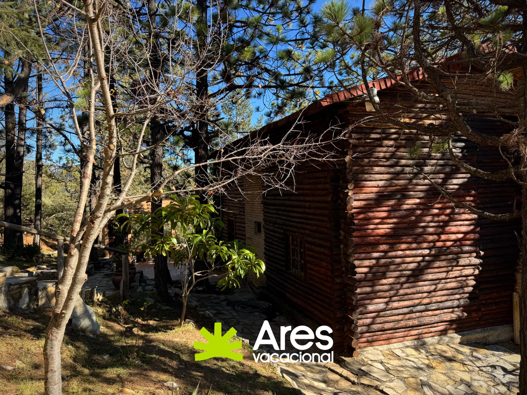 Cabaña de tronco en Bosques de Monterreal con salón de juegos y terraza — fotografía 15