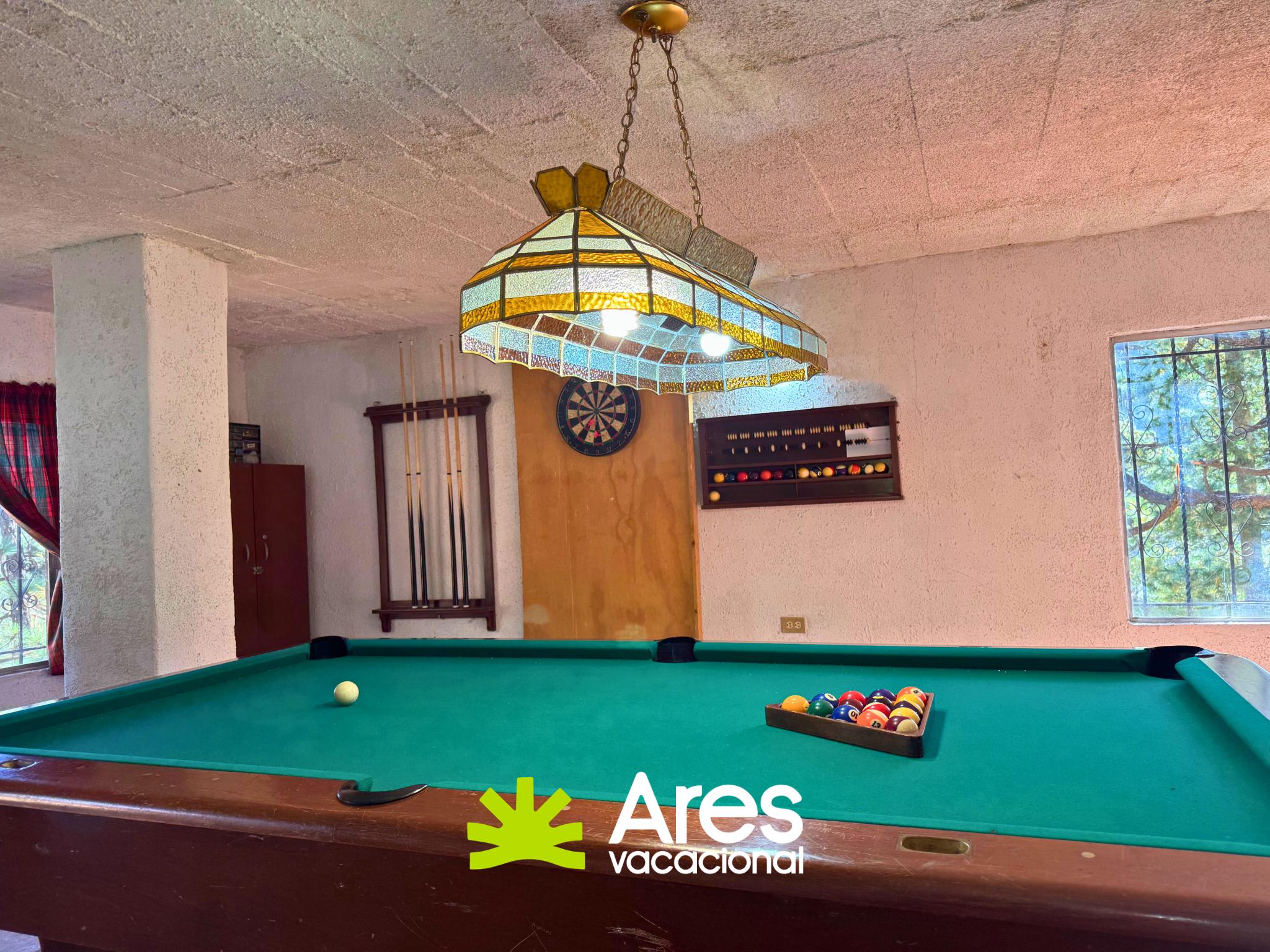 Cabaña de tronco en Bosques de Monterreal con salón de juegos y terraza — fotografía 3