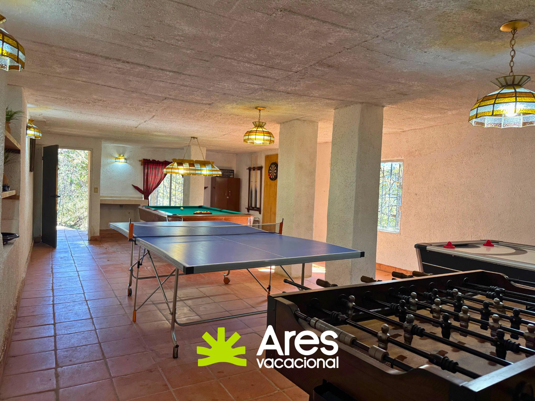 Cabaña de tronco en Bosques de Monterreal con salón de juegos y terraza — fotografía 4