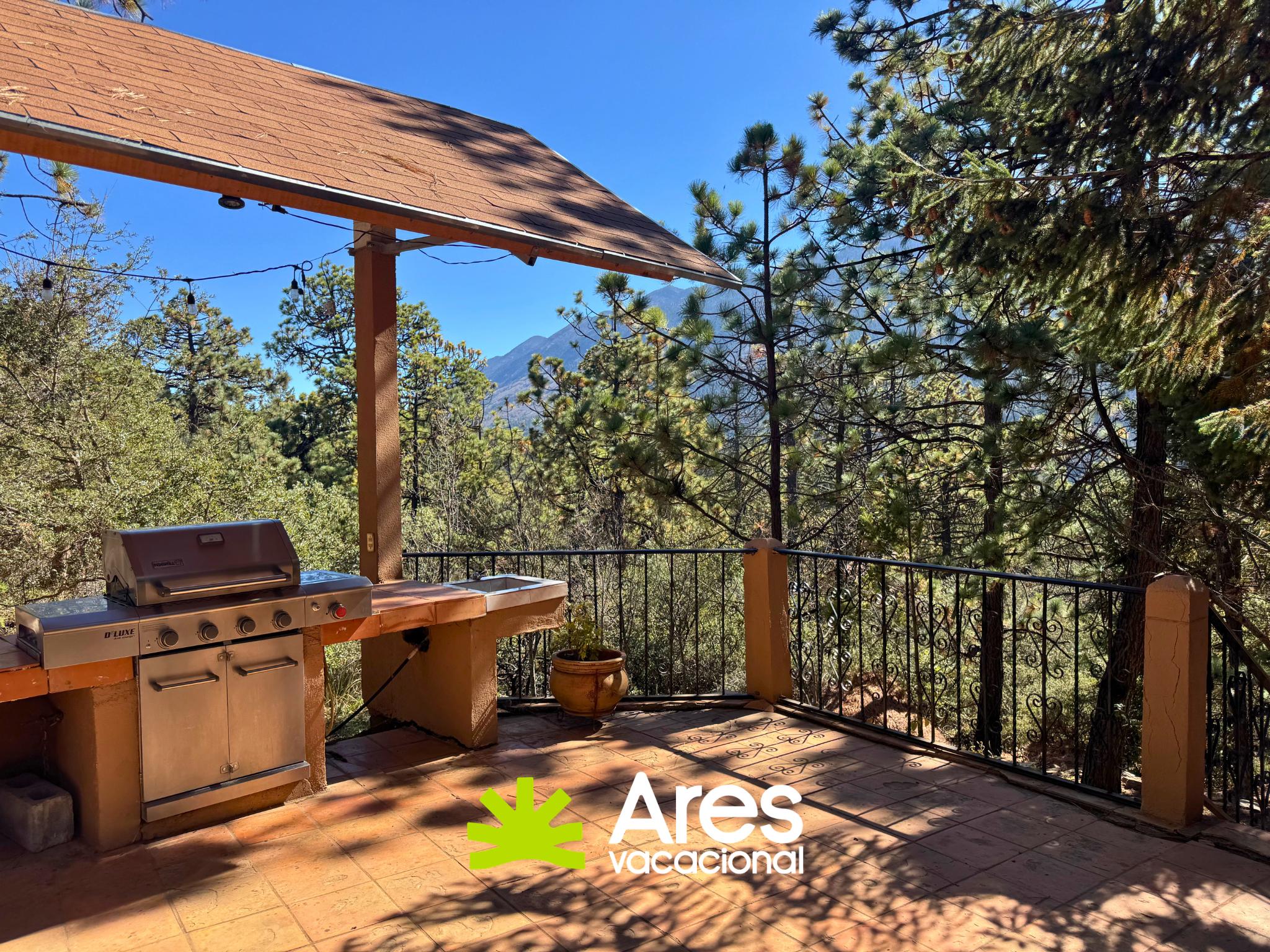 Cabaña de tronco en Bosques de Monterreal con salón de juegos y terraza — fotografía 5