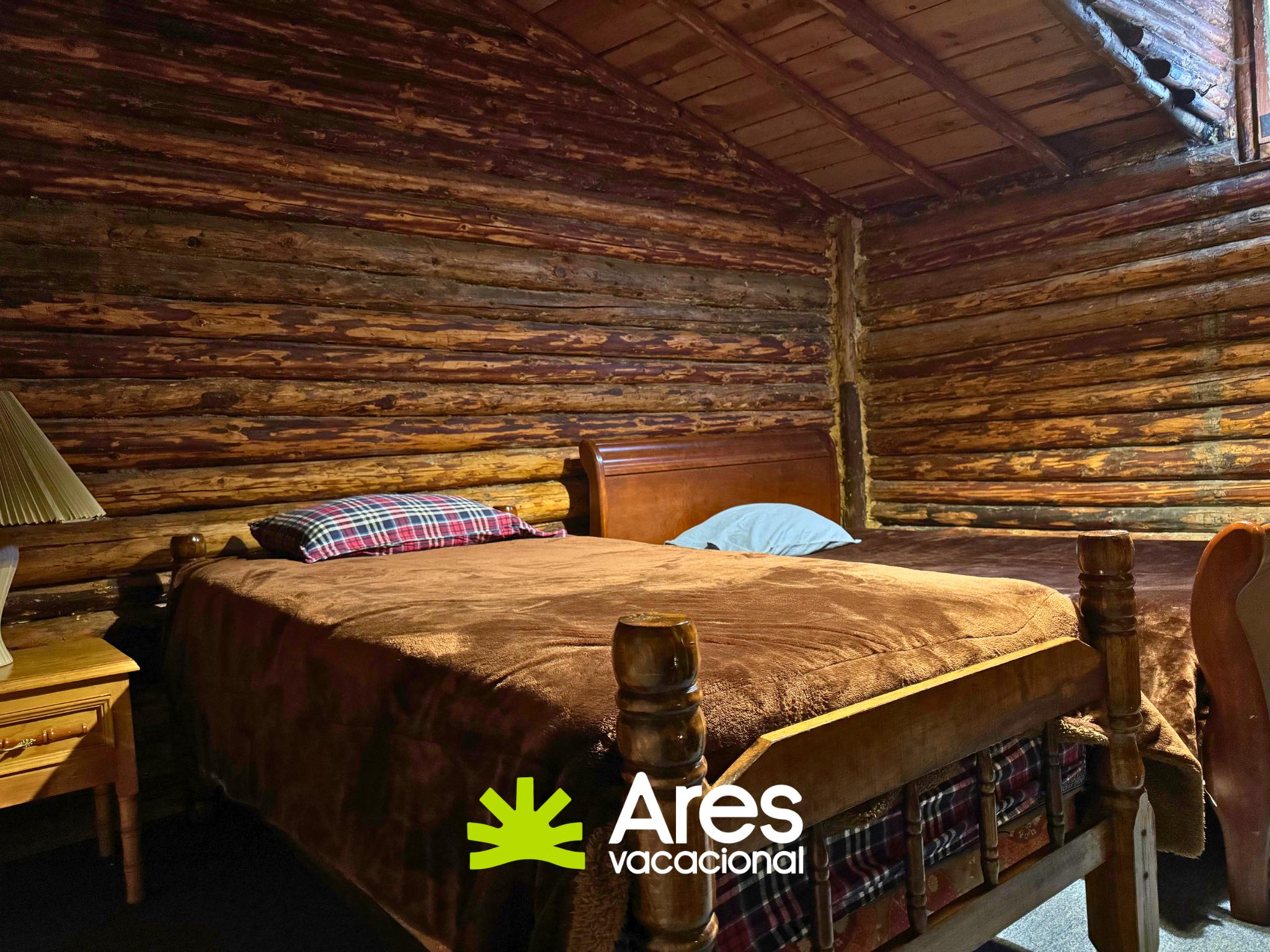 Cabaña de tronco en Bosques de Monterreal con salón de juegos y terraza — fotografía 9