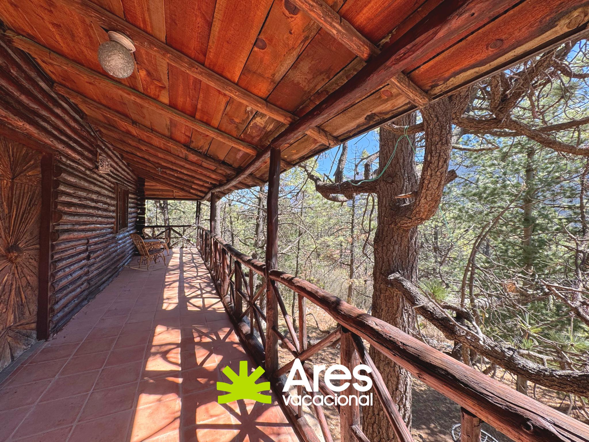 Cabaña de tronco en Bosques de Monterreal con salón de juegos y terraza — fotografía 10