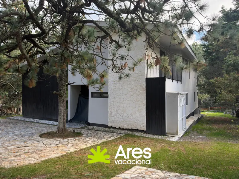 Cabaña residencial de lujo en Monterreal — fotografía 2