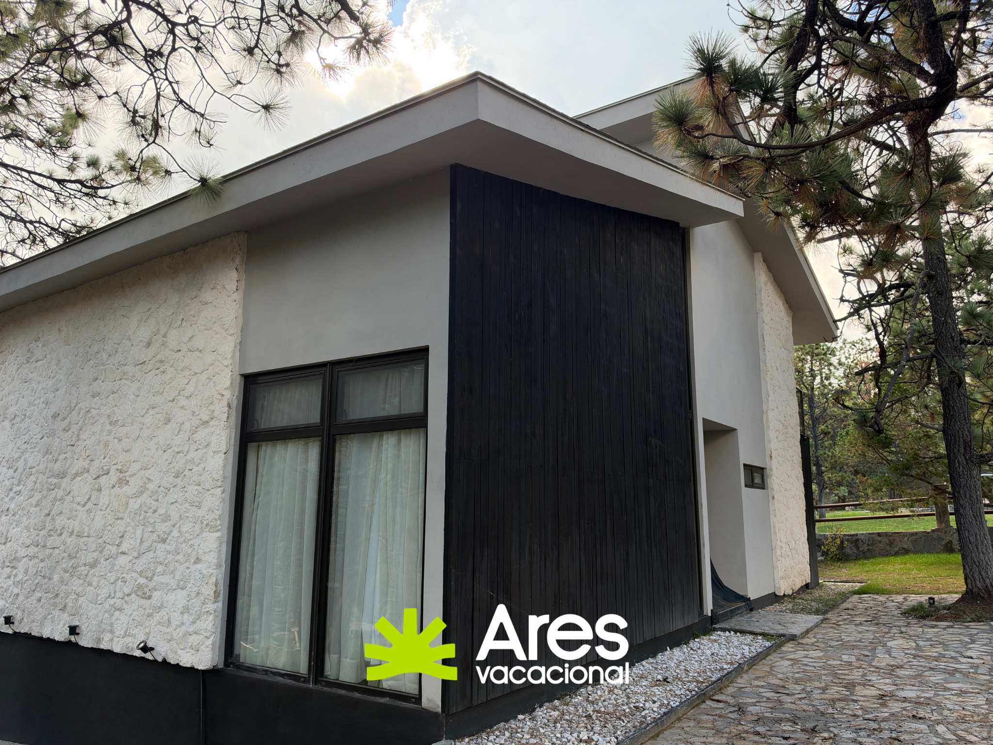 Cabaña residencial de lujo en Monterreal — fotografía 9
